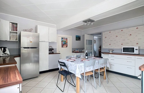 Lancie House | Gîte Fleurs de Gamay, in the heart of the Beaujolais region. Pets allowed