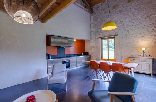 Chassaignes Villa | Gîte L'Étable with Shared Pool, Private Terrace and Wi-Fi