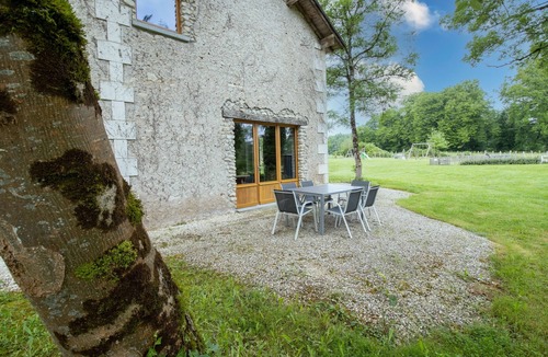 Chassaignes Villa | Gîte L'Étable with Shared Pool, Private Terrace and Wi-Fi