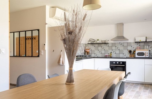 Saint-Savin House | Gite le cocon de lily – Spacious Holiday Home with Indoor Pool in Bordeaux Vineyards