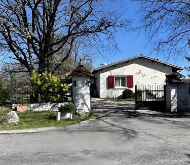Pern House | Gite Le Paradis