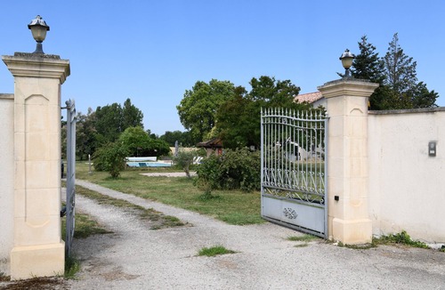 Aiguillon Cottage | Gite Le Parc de Gouts – Your Spacious Estate with Heated Pool and Private Pond in Aiguillon