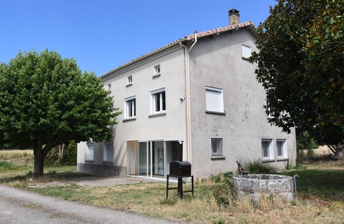 Aiguillon Cottage | Gite Le Parc de Gouts – Your Spacious Estate with Heated Pool and Private Pond in Aiguillon