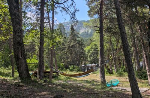 Chateauroux-les-Alpes Hostel | Gite les pinées