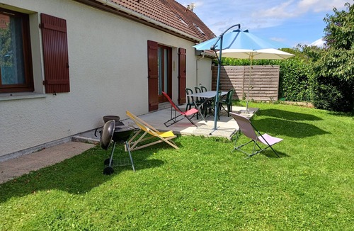 Pierres Villa | Gîte on the banks of the Eure. Quiet location with 4 bedrooms, 2 bathrooms and parking.
