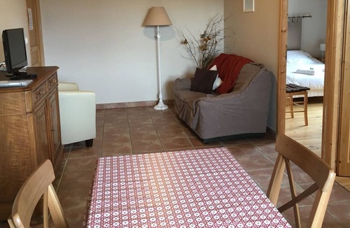Saint-Vincent Apartment | Gîte Ravin de Corboeuf with heated swimming pool in the heart of Auvergne