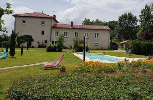 Saint-Vincent Apartment | Gîte Ravin de Corboeuf with heated swimming pool in the heart of Auvergne