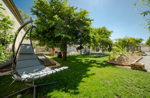 La Jarrie House | Gîte Tamaris with Shared Terrace, Pool, and Air Conditioning by Kaz'Concept