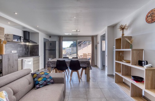 Montagnac House | Gîte “Villa Athena” with Shared Pool, Private Terrace, and Wi-Fi