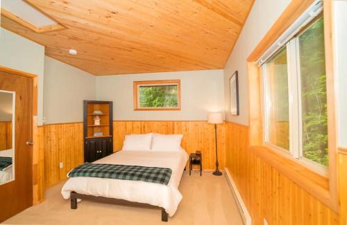 Glacier Apartment | Glacier Hideaway - Mt Baker Cabin - AC, Hot Tub, BBQ, Hiking, WiFi