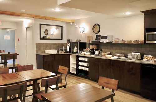 Blue River Hotel | Glacier Mountain Lodge