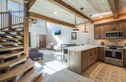 Coram Condo | Glacier NP Gem- Sleeps 11- Private Hot Tub- Stay Here in Luxury- 7 miles to GNP
