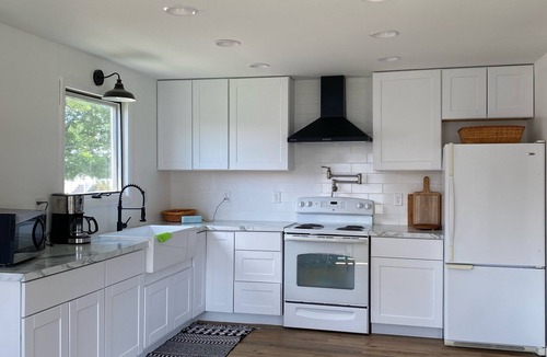 Gladstone House | Gladstone Beach Home Near Harbor & Main Street with Gated Yard, Pet Friendly