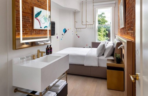 Beaconsfield Village Hotel | Gladstone Hotel & Suites