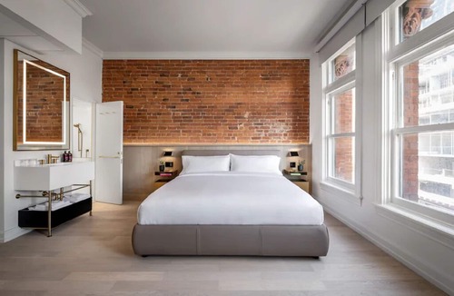 Beaconsfield Village Hotel | Gladstone Hotel & Suites
