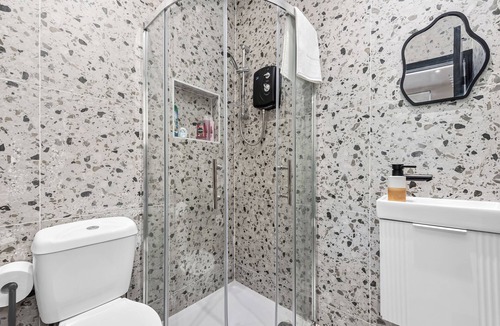 Peckham Apartment | Glam Compact Studio with Chic Kitchenette