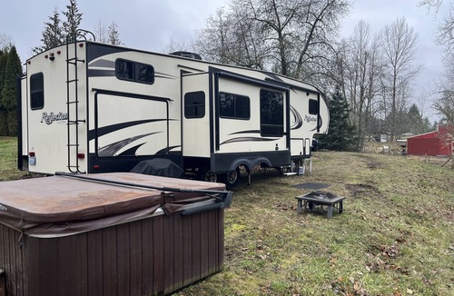 Rainier House | Glamping at the RMR farmstead WITH HOT TUB