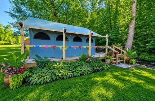 Del Rio RV Rental | Glamping Creekside w/Private Deck and Bath House