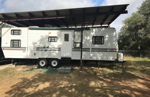 Manchaca House | ⛺️ Glamping Experience Close to Austin (30' Sportsmen)
