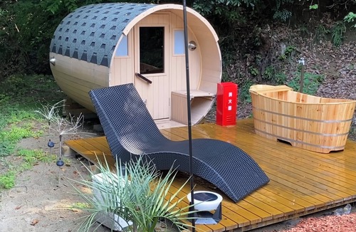 Futtsu Cottage | Glamping for private use of an entire building! Barbecue & watch a movie on the projector screen on the 16 square meter patio with a view of the Minato River! Accommodates up to 10 people!