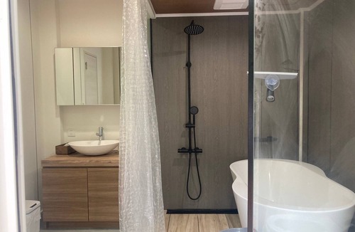 Futtsu Cottage | Glamping for private use of an entire building! Barbecue & watch a movie on the projector screen on the 16 square meter patio with a view of the Minato River! Accommodates up to 10 people!