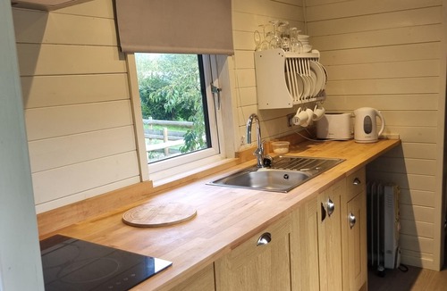 Llanfair Caereinion House | Glamping Hut - Riverview 4