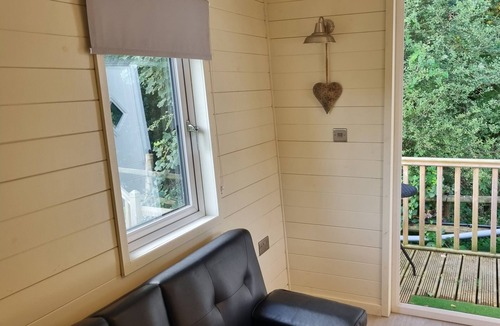 Llanfair Caereinion House | Glamping Hut - Riverview 4
