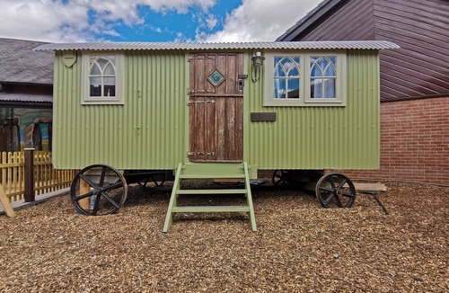 Durrington Cabin | Glamping Pod, Country View & Communal Facility