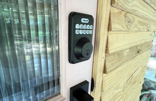 Archer Cabin | Glamping with A/C bedroom and luxury bath near UF and Springs