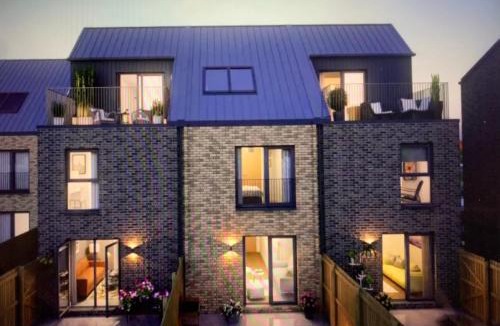 Glasgow House | Glasgow City Central Executive Triplex House, 3 Bedroom 3 Bathrooms 1 living room Kitchen - Huge Terrace for Master Bedroom - Private E Parking LEZ Congestion Zone Free - Garden - 5 mins drive to City Centre Central Station