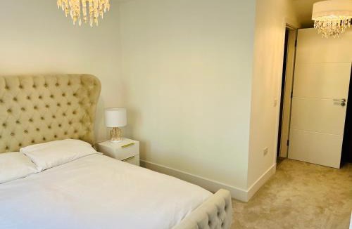 Glasgow House | Glasgow City Central Executive Triplex House, 3 Bedroom 3 Bathrooms 1 living room Kitchen - Huge Terrace for Master Bedroom - Private E Parking LEZ Congestion Zone Free - Garden - 5 mins drive to City Centre Central Station