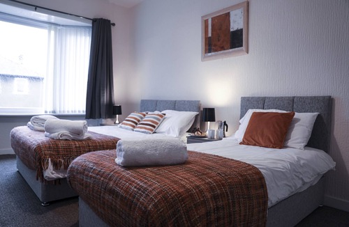 Cardonald Apartment | Glasgow, Spacious 3-Bed flat, Free Street Parking