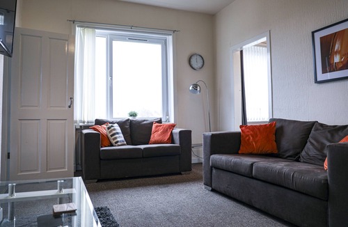 Cardonald Apartment | Glasgow, Spacious 3-Bed flat, Free Street Parking
