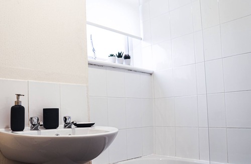 Cardonald Apartment | Glasgow, Spacious 3-Bed flat, Free Street Parking