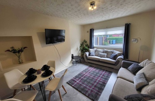 Provanmill House | Glasgow, Spacious 3 bed house with parking