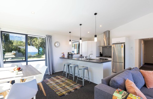 Greymouth House | Glass Horizon - Rutherglen Holiday Home