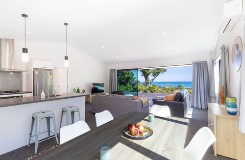 Greymouth House | Glass Horizon - Rutherglen Holiday Home