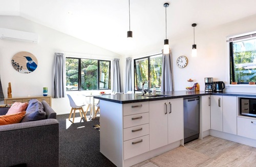 Greymouth House | Glass Horizon - Rutherglen Holiday Home