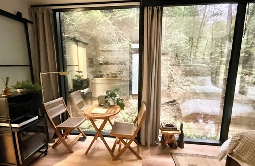 Campton Cabin | “Glass House” #2 - Modern Mirror Home w/Hot-tub