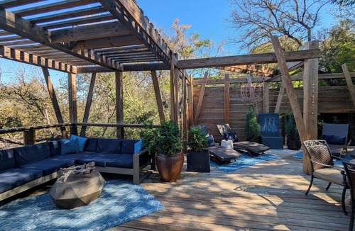 Barton Hills House | Glass Treehouse BARTON SPRINGS POOL-PARKSIDE PENTHOUSE w/VIEWS-Costa Rican vibe