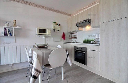 Berck-sur-Mer Apartment | GLB107: OCEAN-FACING, studio apartment with a terrace overlooking the ocean