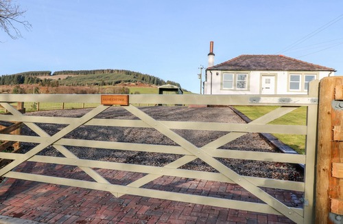 Newbridge Cottage | GLEBE COTTAGE, pet friendly, character holiday cottage in Lochmaben