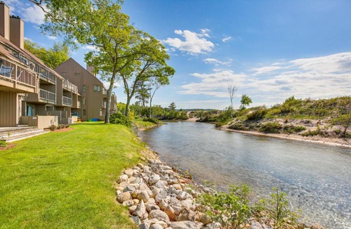 Maple City Apartment | Glen Arbor Riverfront Retreat: Steps to Beach!