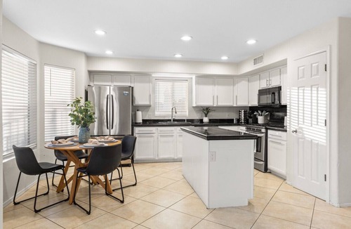 La Buena Vida House | Glendale Oasis Pool Basketball Pool Table Walk to Stadium
