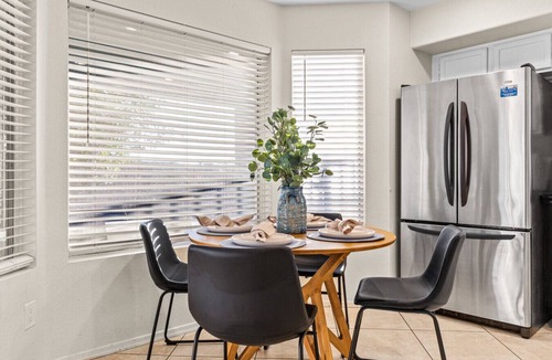 La Buena Vida House | Glendale Oasis Pool Basketball Pool Table Walk to Stadium
