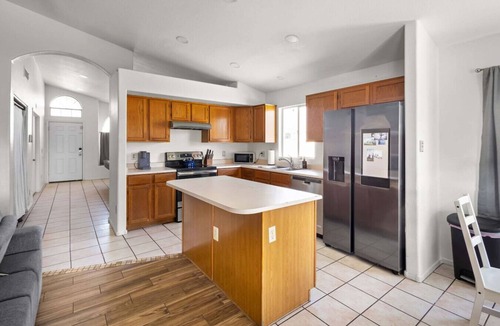 La Buena Vida House | Glendale Pool House Oasis with Jacuzzi Billiards