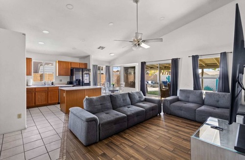 La Buena Vida House | Glendale Pool House Oasis with Jacuzzi Billiards