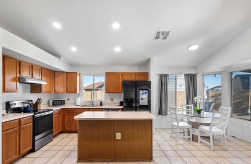 La Buena Vida House | Glendale Pool House Oasis with Jacuzzi Billiards