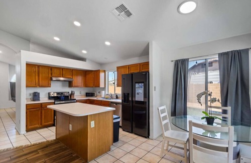 La Buena Vida House | Glendale Pool House Oasis with Jacuzzi Billiards