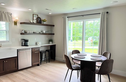 Otwell Cottage | Glendale White Cottage - Countryside Escape